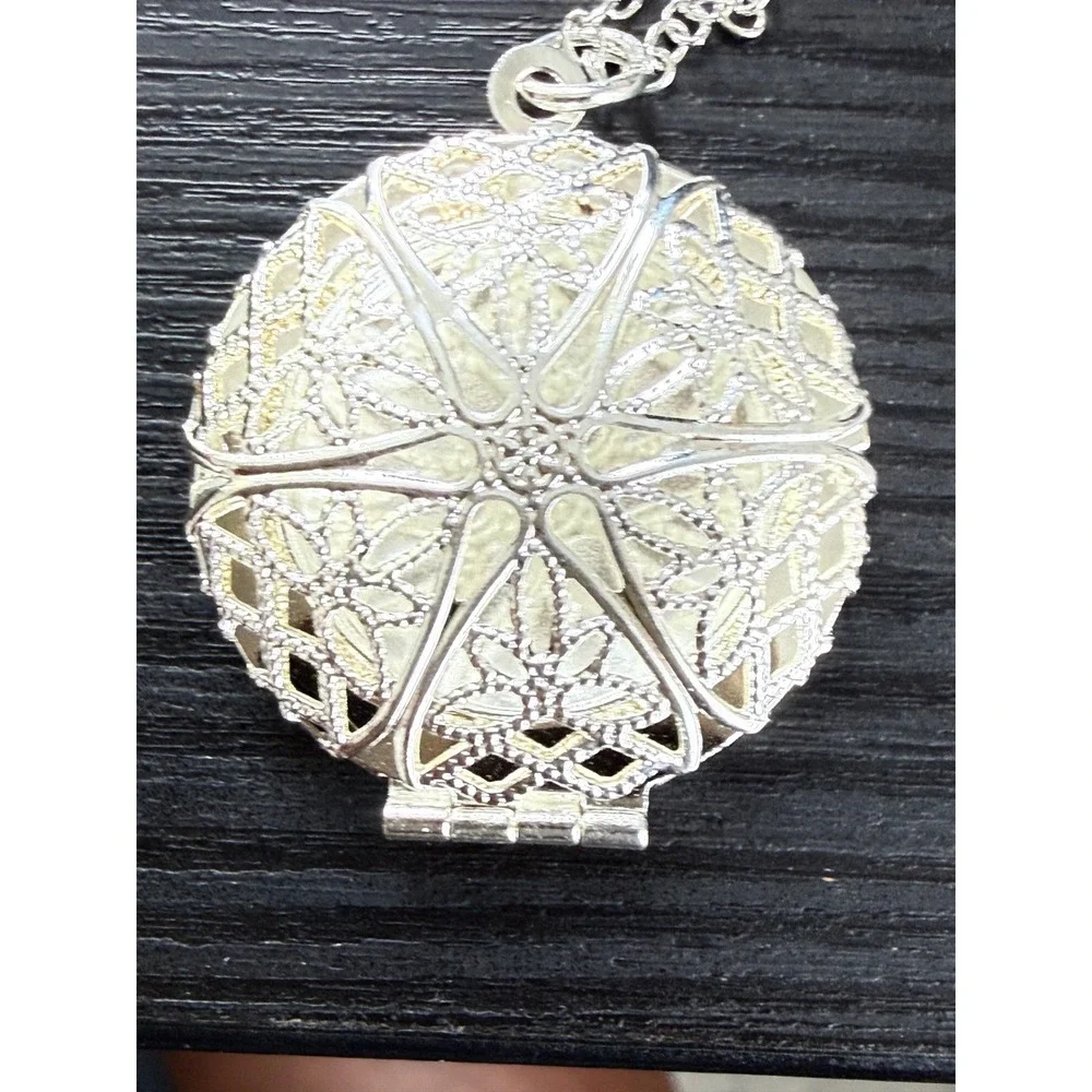 Filigree Locket Necklace Womens OS Silver 925 Starburst Pendant